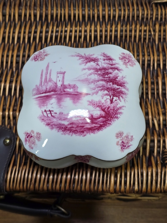 Limoges Other - Limoges White Porcelain Trinket Box with Pink Transfer Scene